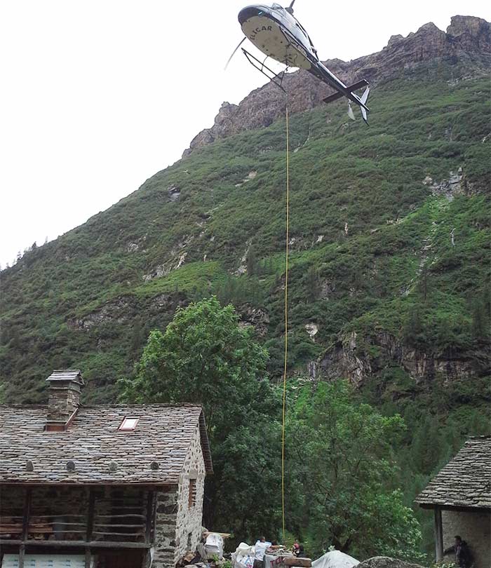 Helikopter liefert TONA-Schornstein zum Matterhorn • TONA Schornsteine